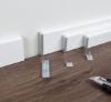 Afbeeldingen van PARADOR universele PVC eindkappen aluminium look type 2 voor plinten SL 5 & SL 18 (per blister= 1x Links + 1x Rechts)